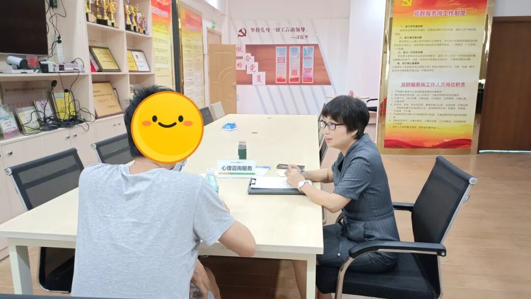 图：一社区一咨询师驻点服务，咨询师在社区为有需要的居民提供便捷服务。.jpg