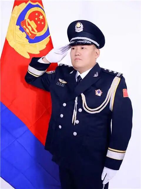 王梓诚警礼服照(1).jpg