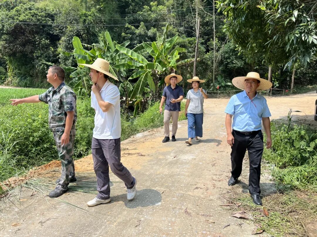 工作队与村干部走访当地最偏远的乡村.jpg
