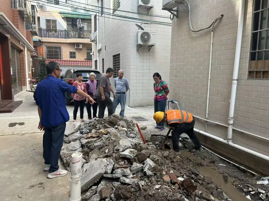 3-1.黄龙村雨污分流前期，工作人员到实地做协调工作.jpg
