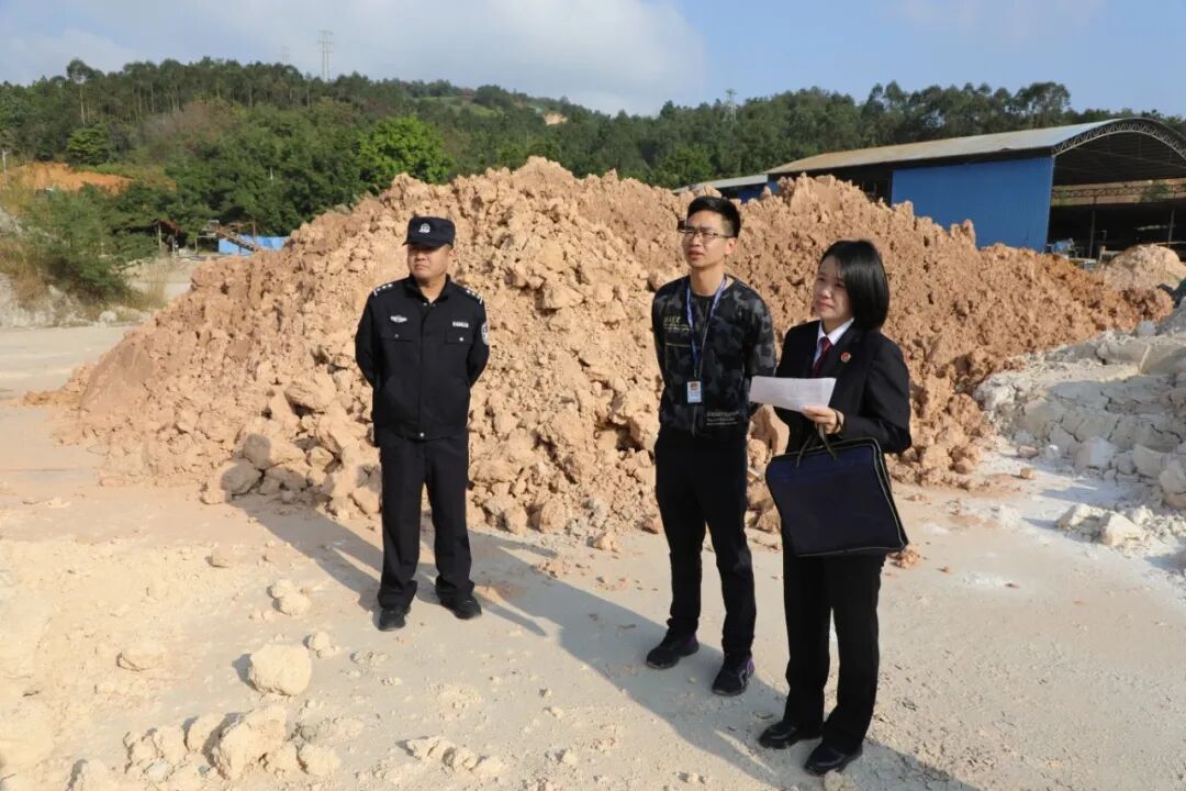 冼嘉敏在勘察现场.jpg