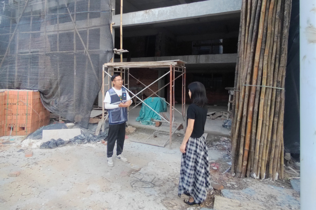 2.黄龙村网格员对在建房屋巡查.jpg