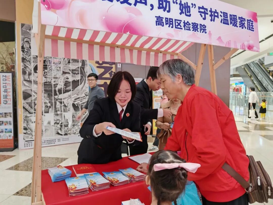 冼嘉敏向市民作法治宣传.jpg