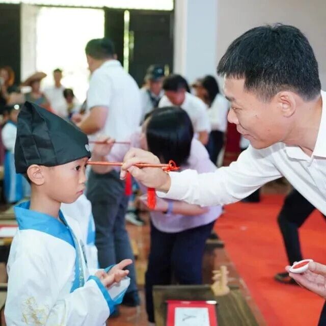 正衣冠、点朱砂、击鼓明志，状元故里这场开笔礼太有仪式感了！