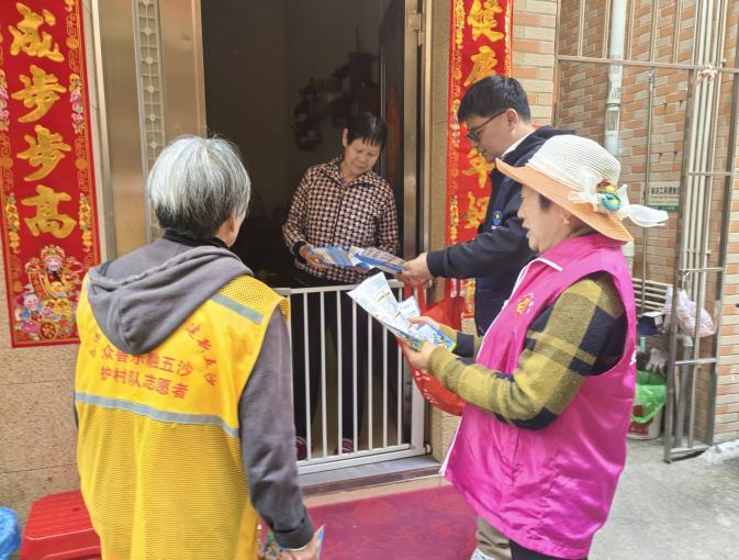 护村队配合开展入户宣传.png