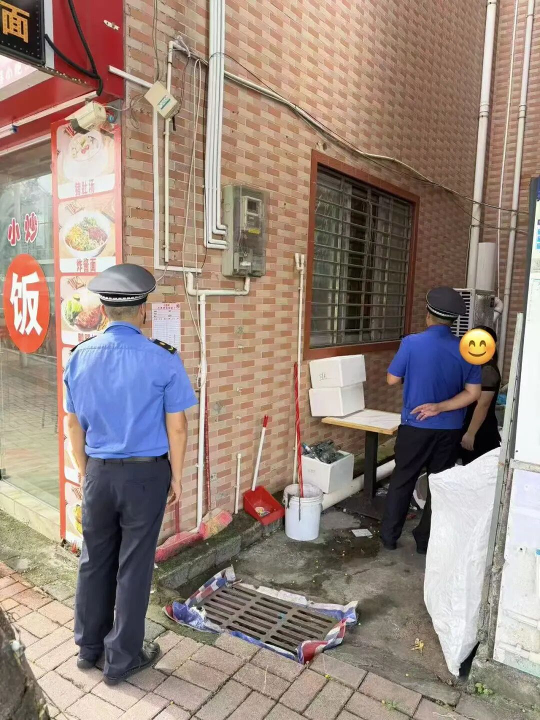 图3：工作组现场督促店家油烟管道整改.jpg