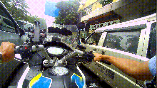 （10）20260716铁骑救助群众——鸣笛驾驶——可入库.gif