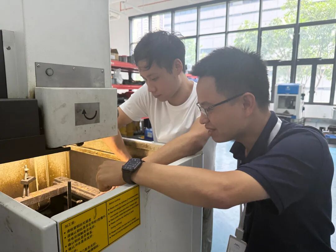 李小兵指导学生加工试样1.jpg