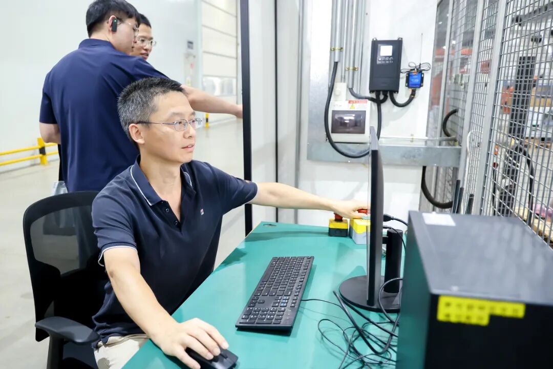实验室青年科研骨干进行机器人切削实验.jpg