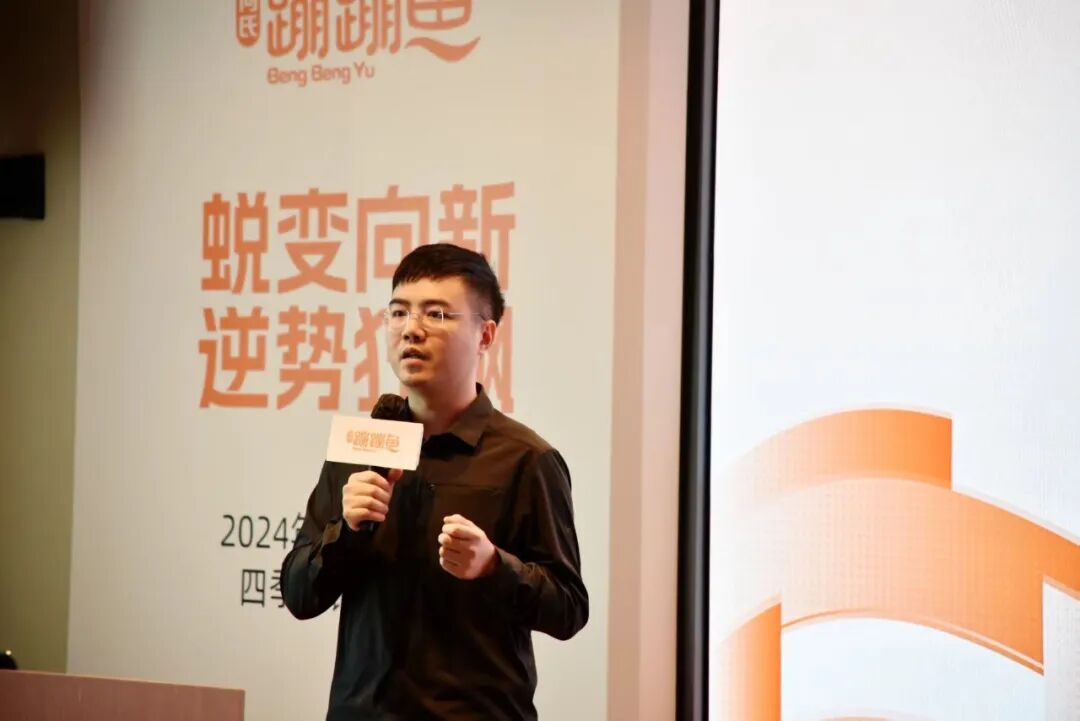 何德主持会议.jpg