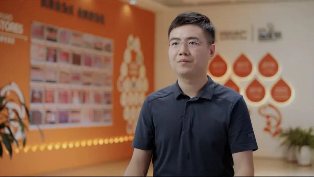 何德接受媒体采访.jpg