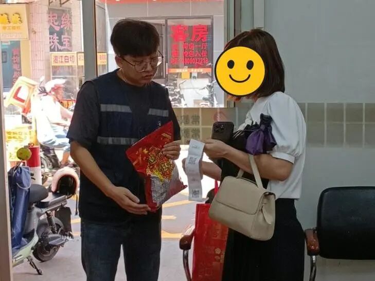 老人家属焦急向网格员求助.jpg