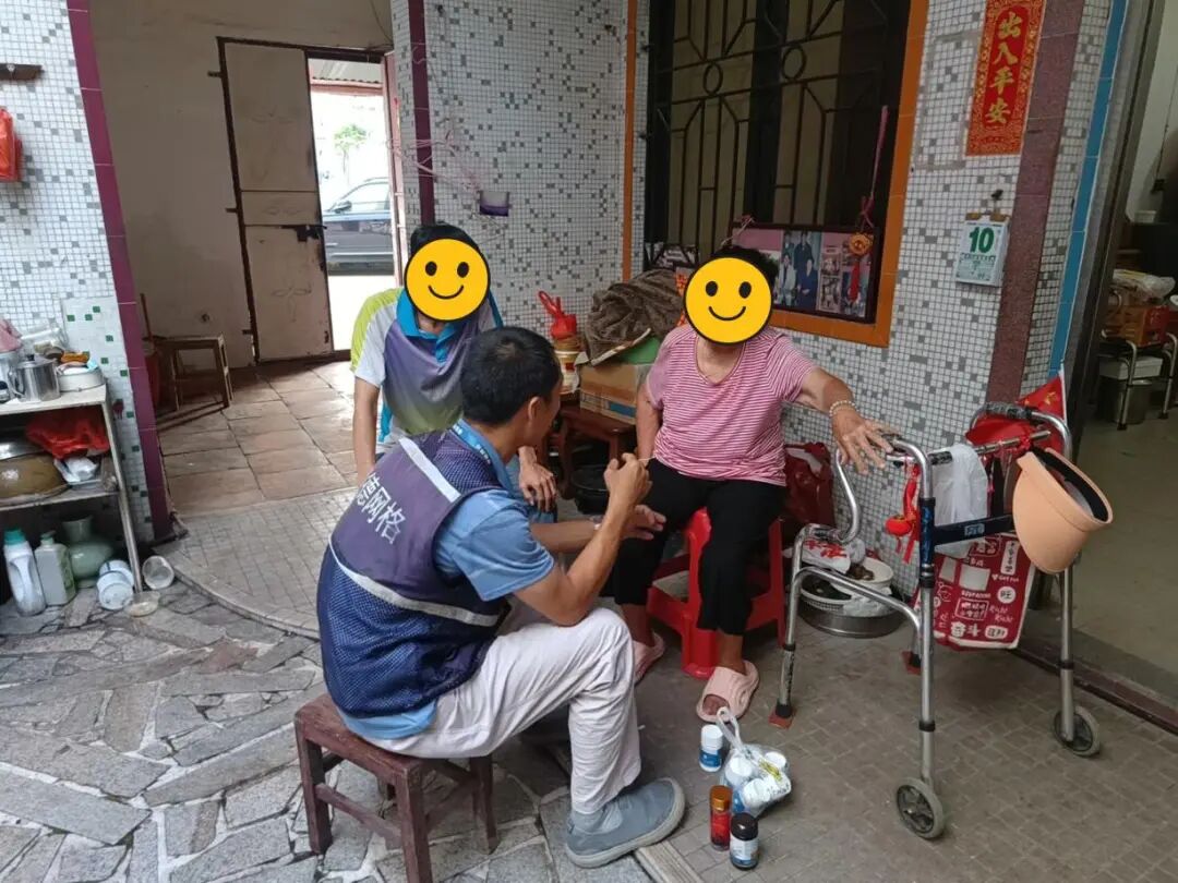 1-常教社区网格陈建斌向老人拆解商家营销套路.jpg