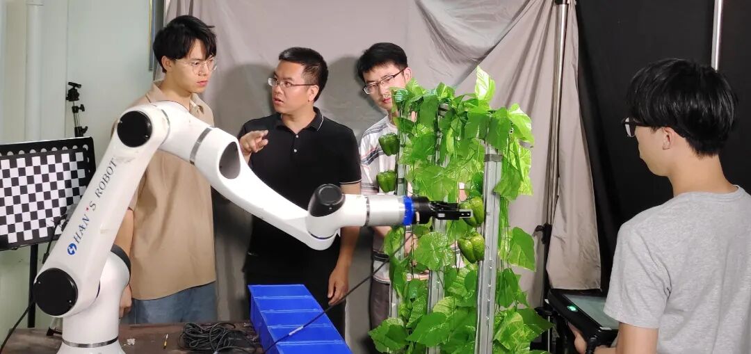 团队教师指导学生实验2.jpg