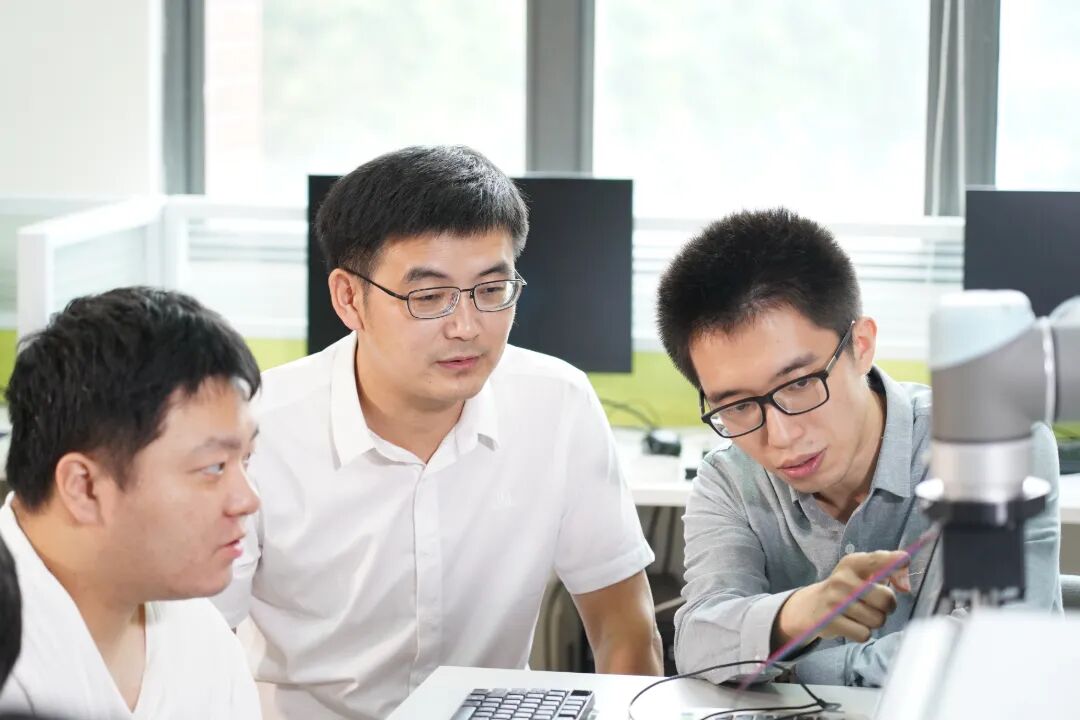 团队教师指导学生实验.jpg