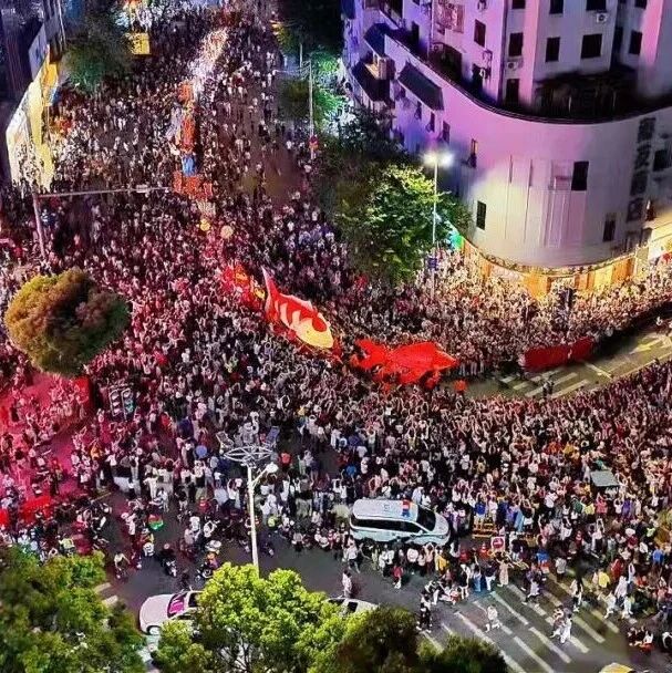 万人空巷！10米巨鱼&ldquo;游&rdquo;进顺德老街！