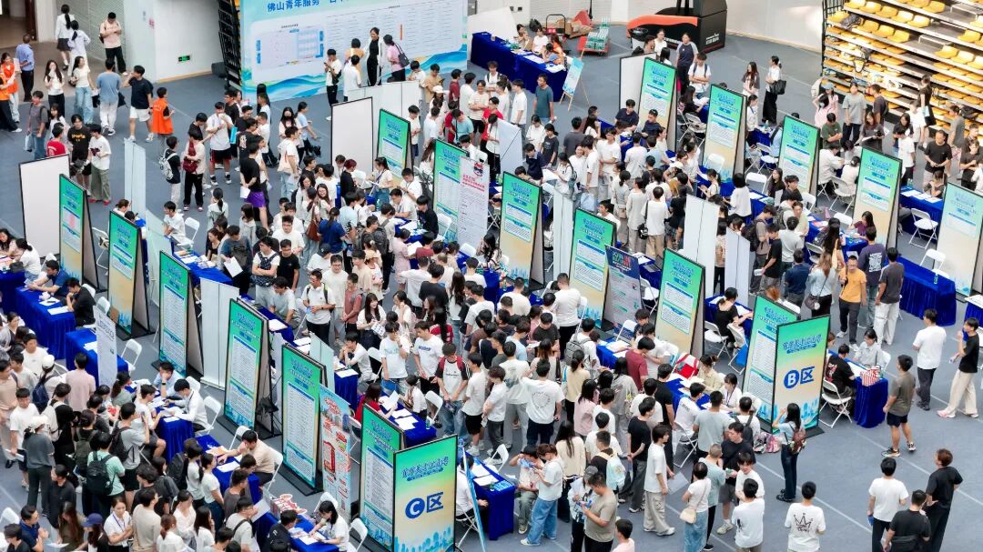 招聘会场面8.jpg