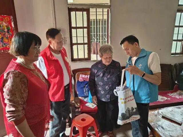 富景社区组建乡邻互助服务队，为长者提供多种服务。白坭供图