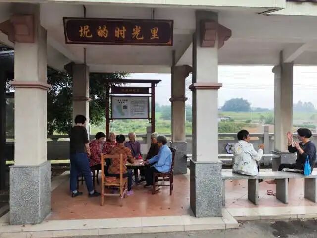 富景社区通过盘活闲置场所，打造“坭的时光里”，为长者提供活动场所。白坭供图